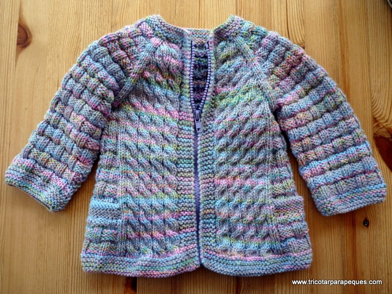 Chaqueta con delantera, en lana de colores variados, talla 18 meses. Lovely with front zip, in changing color yarn, size 18 months. Modelo 64. Gorro a juego en siguiente